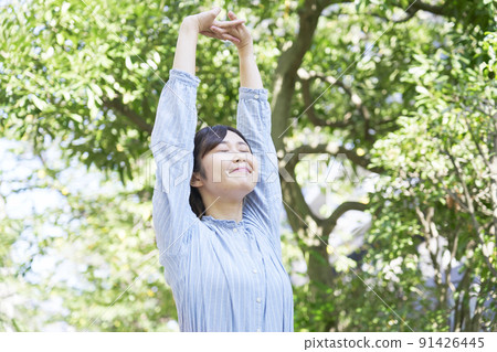 Woman growing outside 91426445