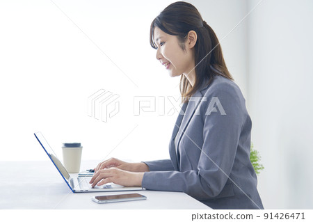 在辦公室使用筆記本電腦的女商人 91426471