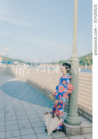 穿著浴衣的女人和夏日天空中的旅遊勝地 91426928
