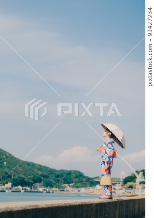 穿著浴衣的女人和夏日天空中的旅遊勝地 91427234