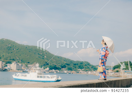 穿著浴衣的女人和夏日天空中的旅遊勝地 91427235