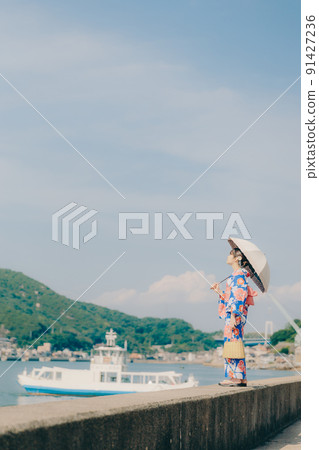 穿著浴衣的女人和夏日天空中的旅遊勝地 91427236