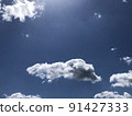 夏天藍天、陽光和積雲 91427333