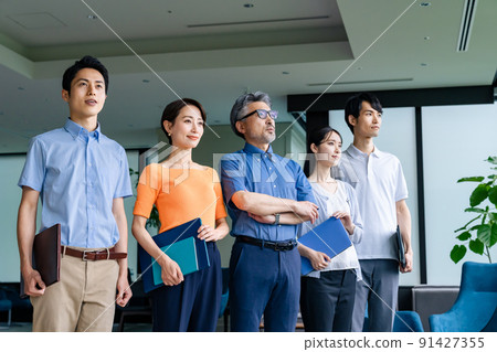 Cool Biz business group looking into the distance 91427355