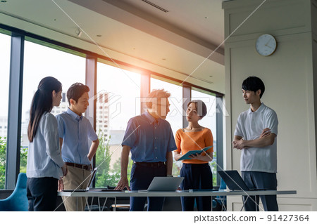 酷商務集團站在辦公室開會 91427364