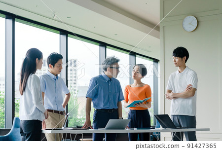 酷商務集團站在辦公室開會 91427365