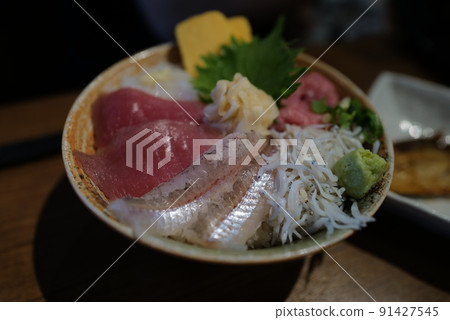 Seafood bowl with fresh shirasuya and tuna Seafood bowl with fresh shirasuya and tuna 91427545