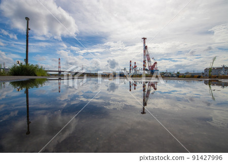 Reflection of the wharf after the rain (Oita City, Oita Prefecture) 91427996