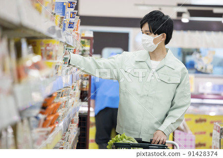 戴口罩的工作服男士在超市購物 戴口罩的工作服男士在超市購物 91428374