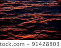 The sea that reflects the setting sun 91428803