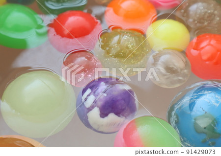 地球和五顏六色的彈力球 91429073