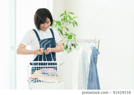 家政人員掛衣服 91429539