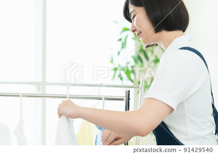 家政人員掛衣服 91429540