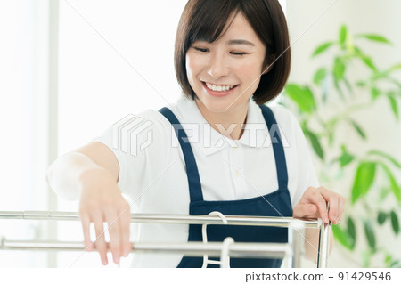 家政人員掛衣服 91429546