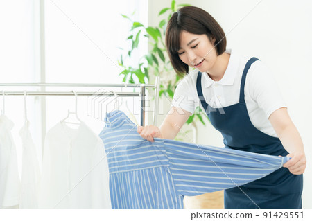 家政人員掛衣服 91429551