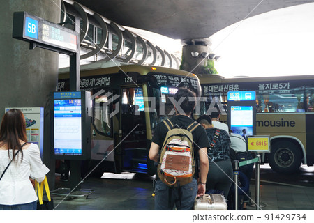 Korean Travel ・ Tourists waiting for a limousine bus to Seoul at Incheon Airport 91429734