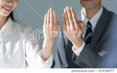著名情侶報名展示訂婚戒指（結婚發布會、訂婚發布會、訂婚公告、新聞發布會） 91430077