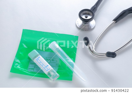 Image of health examination test kit (urinalysis, large intestine examination, stethoscope) 91430422