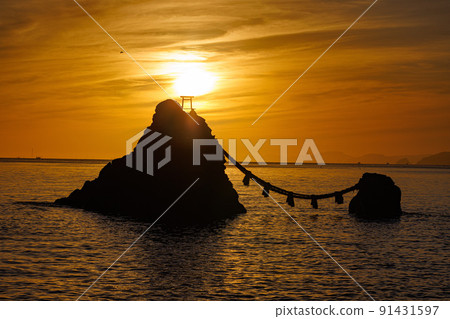 Sunrise from Ise Futamiura Meotoiwa 91431597