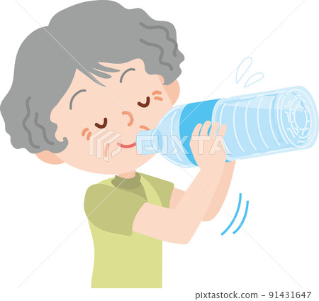 老婦人用塑料瓶喝水 老婦人用塑料瓶喝水 91431647