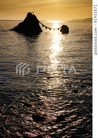 Sunrise from Ise Futamiura Meotoiwa 91431671