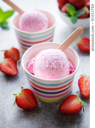 Homemade strawberry ice cream with fresh strawberries Homemade strawberry ice cream with fresh strawberries 91431789