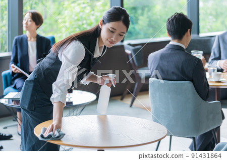 Waitress to wipe the table 91431864