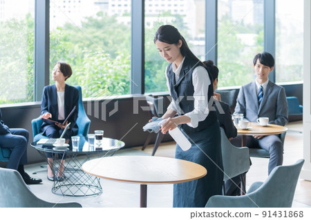 Waitress to wipe the table 91431868