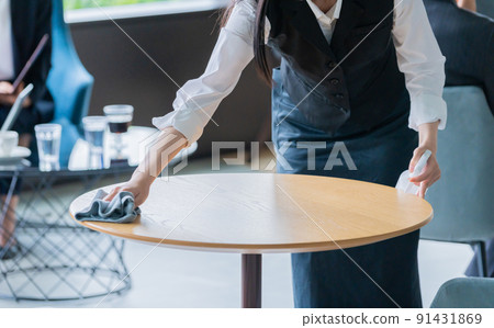 Waitress to wipe the table 91431869
