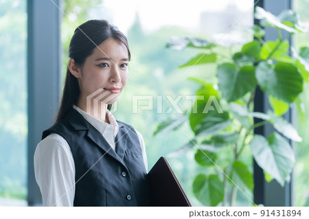 Waitress working in a cafe 91431894