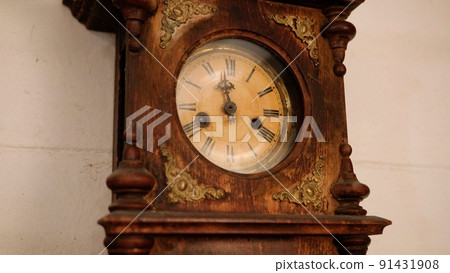 Broken antique mechanical wall clock that once showed the hour in room. Time measurement. Antique entourage. Close up 91431908