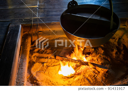 古老民居壁爐旁的篝火 91431917