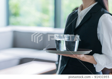 在咖啡館工作的女服務員 91431955