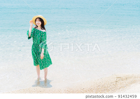 A woman standing by the sea 91432459