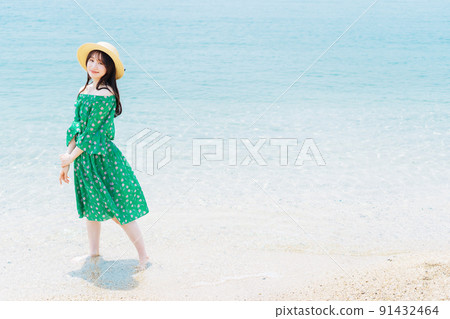 站立在海的一名婦女 91432464