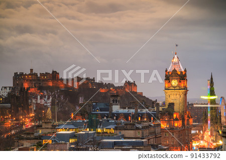 Old town Edinburgh and Edinburgh castle 91433792