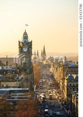 Old town Edinburgh and Edinburgh castle 91433796