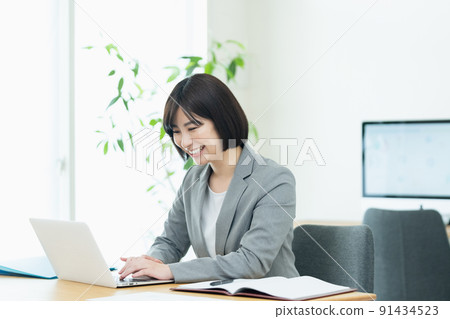 Business woman heading to PC Business woman heading to PC 91434523