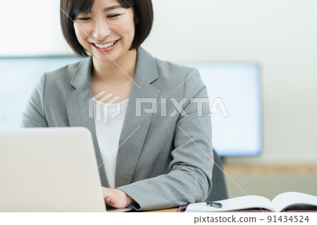 前往個人電腦的女商人 91434524