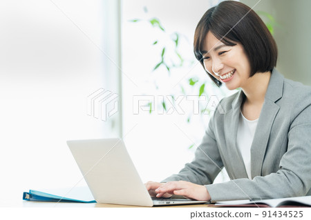 前往個人電腦的女商人 91434525