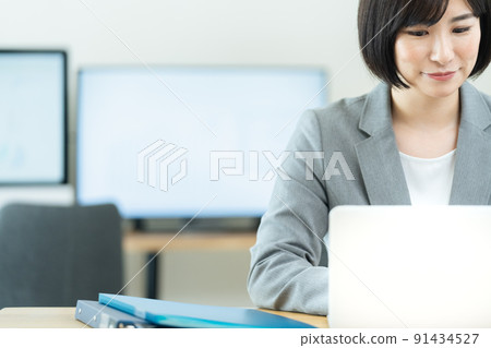 Business woman heading to PC Business woman heading to PC 91434527