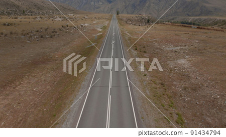 Chuya highway with traffic cars and mountains in valley of Altai 91434794