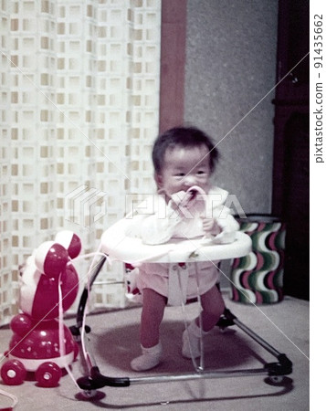 Showa 50's Baby walking with a walker and Showa toys Showa 50's Baby walking with a walker and Showa toys 91435662