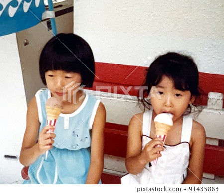 1975's Good friends sisters eating ice cream outdoors 1975's Good friends sisters eating ice cream outdoors 91435863