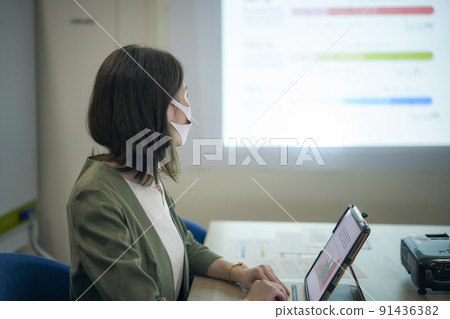 商務場景會議投影儀女 91436382