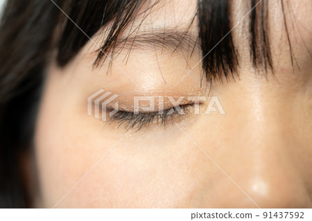 做眼妝閉上眼睛的女人 做眼妝閉上眼睛的女人 91437592