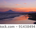 夕陽下從湘南 Kugenumakaigan 看到的富士山 91438494
