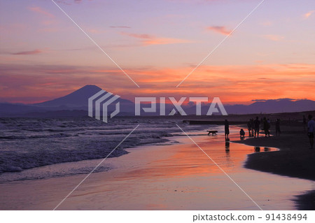 Mt. Fuji seen from the Shonan Kugenumakaigan in the setting sun Mt. Fuji seen from the Shonan Kugenumakaigan in the setting sun 91438494