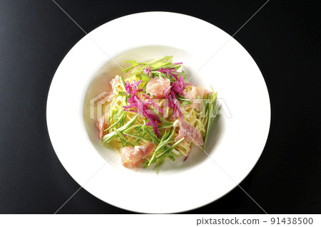A bird's-eye view of cold pasta using red radish, mizuna, prosciutto, and capellini on a black background A bird's-eye view of cold pasta using red radish, mizuna, prosciutto, and capellini on a black background 91438500