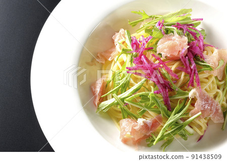 在黑色背景上使用紅蘿蔔、水菜、熏火腿和卡佩里尼冷麵食的鳥瞰圖 91438509